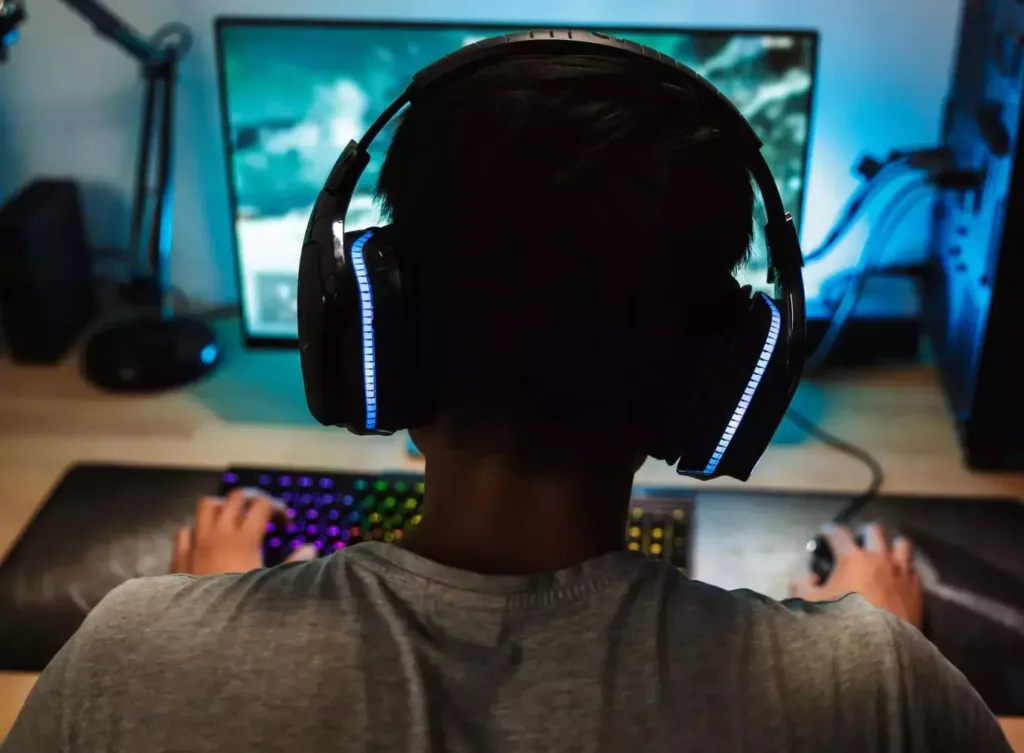 Joueur Esport sur PC Gamer avec un casque Gamer Versus Arena Gaming Center